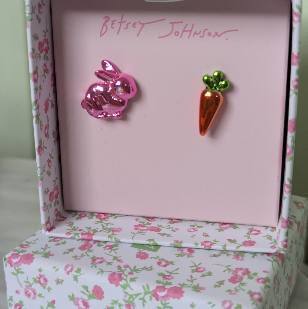 NIB Betsey Johnson Pink Bunny🐇 🐰 and Orange Carrot 🥕 Metallic Stud Earrings